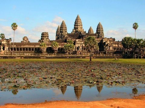 US sisters arrested for nude photos at Cambodias Angkor