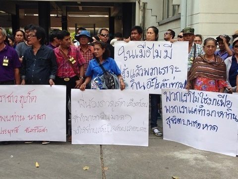 Phuket beach vendors take their complanit to Bangkok