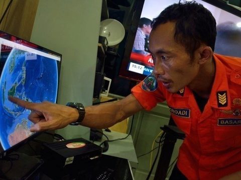 Indonesia resumes search for missing AirAsia plane