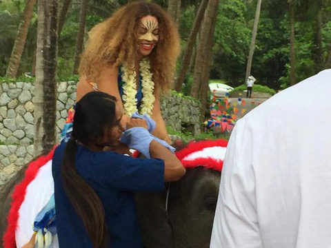 Superstar Beyonce rides baby elephant in Phuket - Photo Gallery