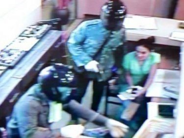 Armed Phuket Bandits Flee With 500,000 Baht from Phuket Spa