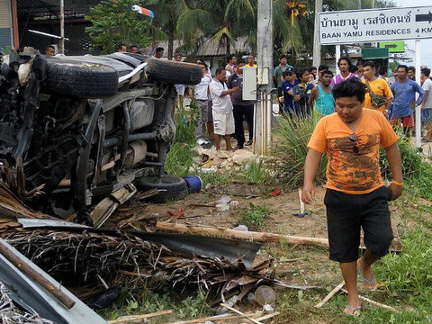 Six workers hurt as Phuket pick-up crashes at speed