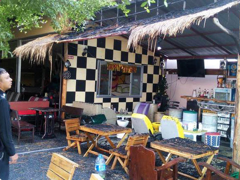 Arsonists burn Phuket restaurant