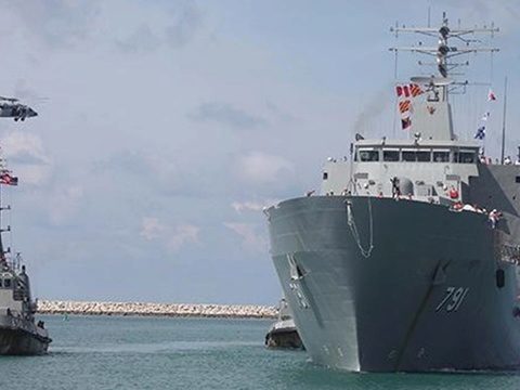 Thailand deploys landing ship as base for migrant-relief effort