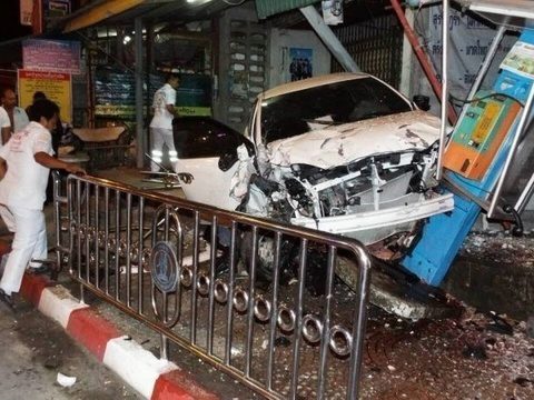 Man survives sleeping car crash at Phukets Heroines Monument