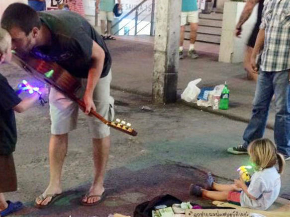 Турист из Чехии поневоле стал уличным музыкантом на Пхукете