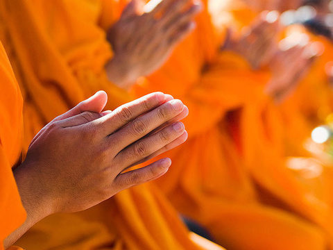 Буддистский монах лишился сана за секс с мужчиной